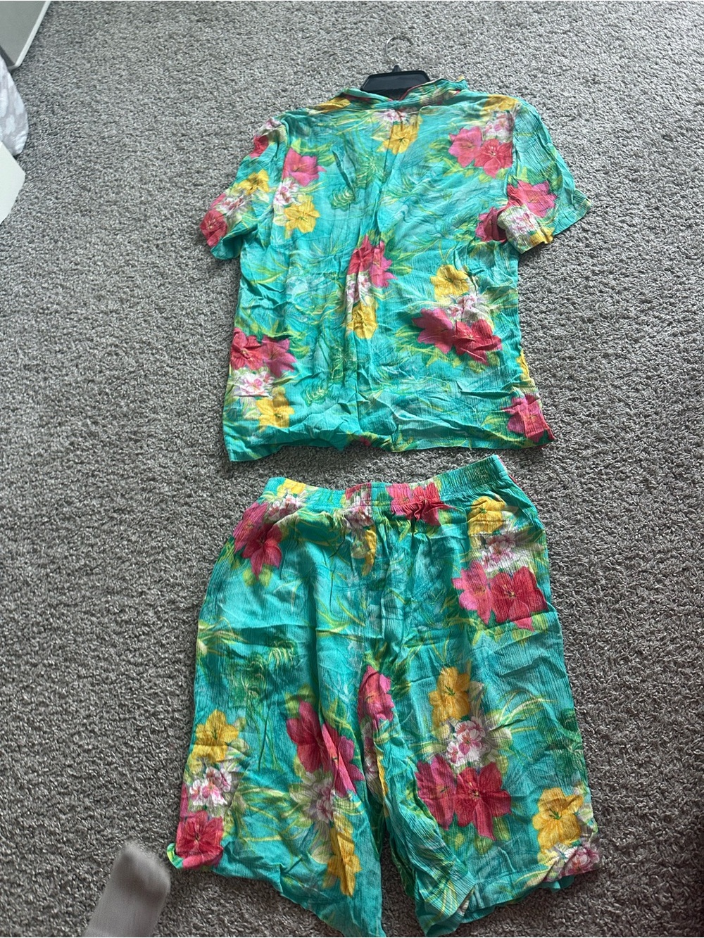 Women’s two piece floral set size medium - Picture 4 of 4